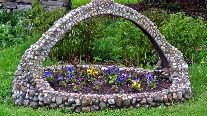 Harry Barber's Miniature Castles (1920s-66) – cobblestone planter